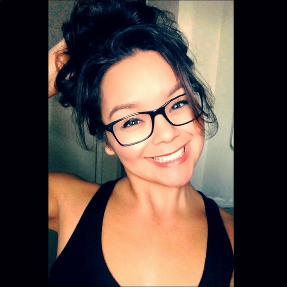 Meet your Posher, Alexandra - Picture 2 of 2